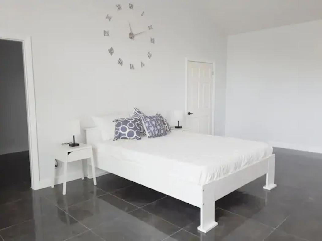 Guest house Secluded And Modern Beachfront House
