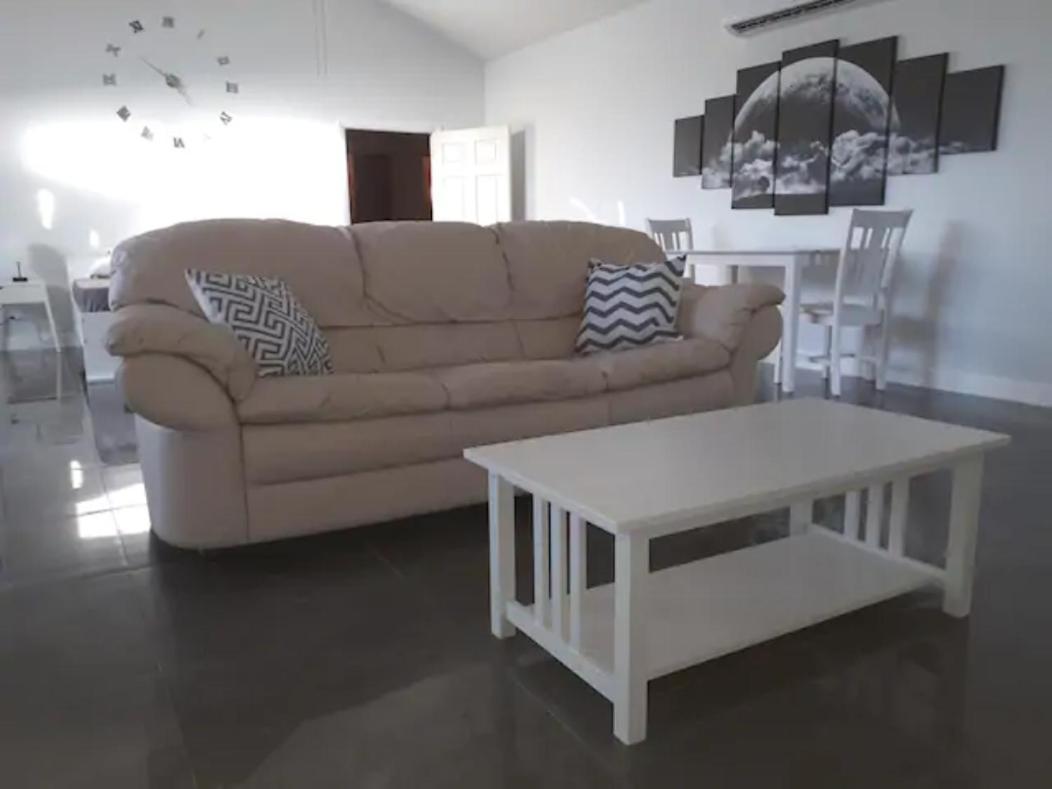 Guest house Secluded And Modern Beachfront House Nassau