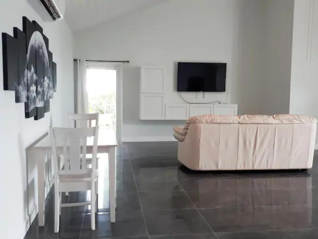 Guest house Secluded And Modern Beachfront House