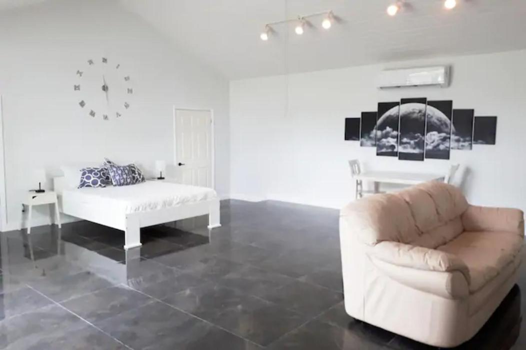 Guest house Secluded And Modern Beachfront House *
