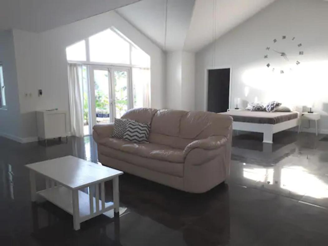 Guest house Secluded And Modern Beachfront House *