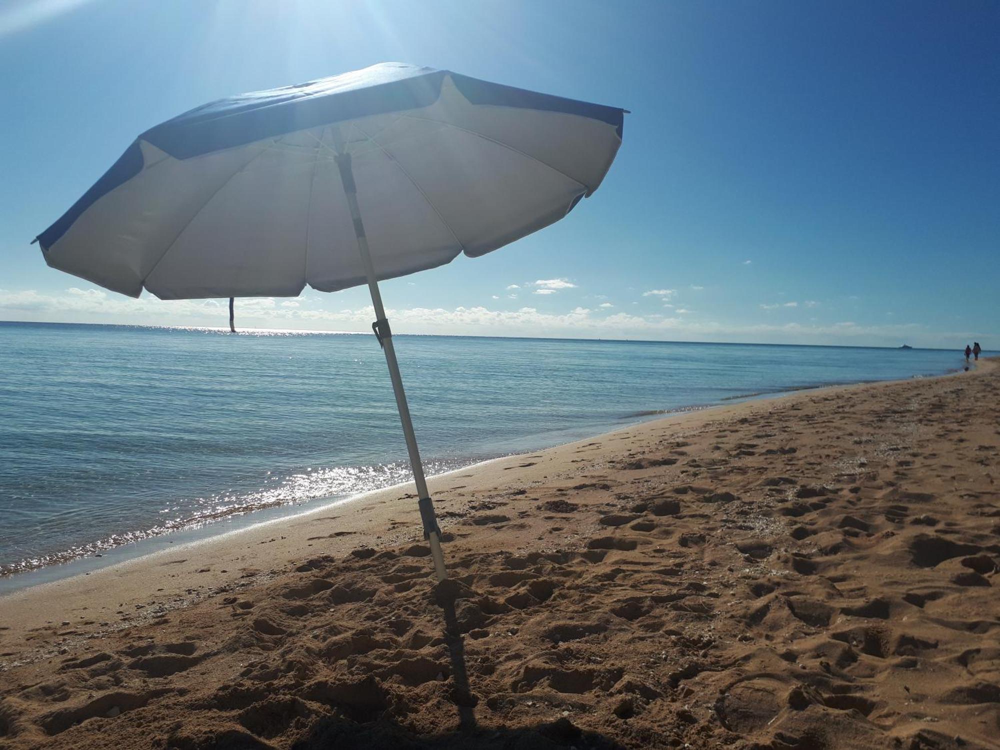 Guest house Secluded And Modern Beachfront House *